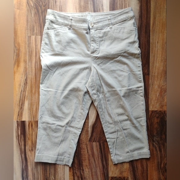 St. John's Bay Women's Capri's Size 12 - Picture 1 of 10